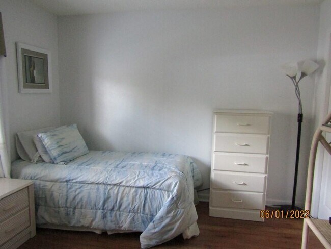 Building Photo - 4266 Pinehurst Cir
