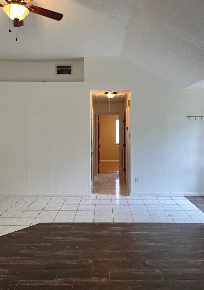 Building Photo - 106 Hollywood Dr