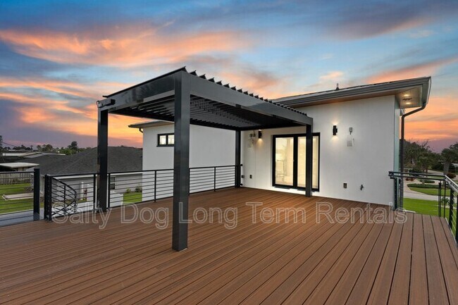 Building Photo - 3001 John Anderson Dr