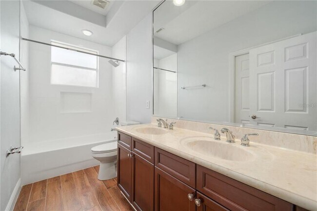Building Photo - 2333 Pinehurst Ct