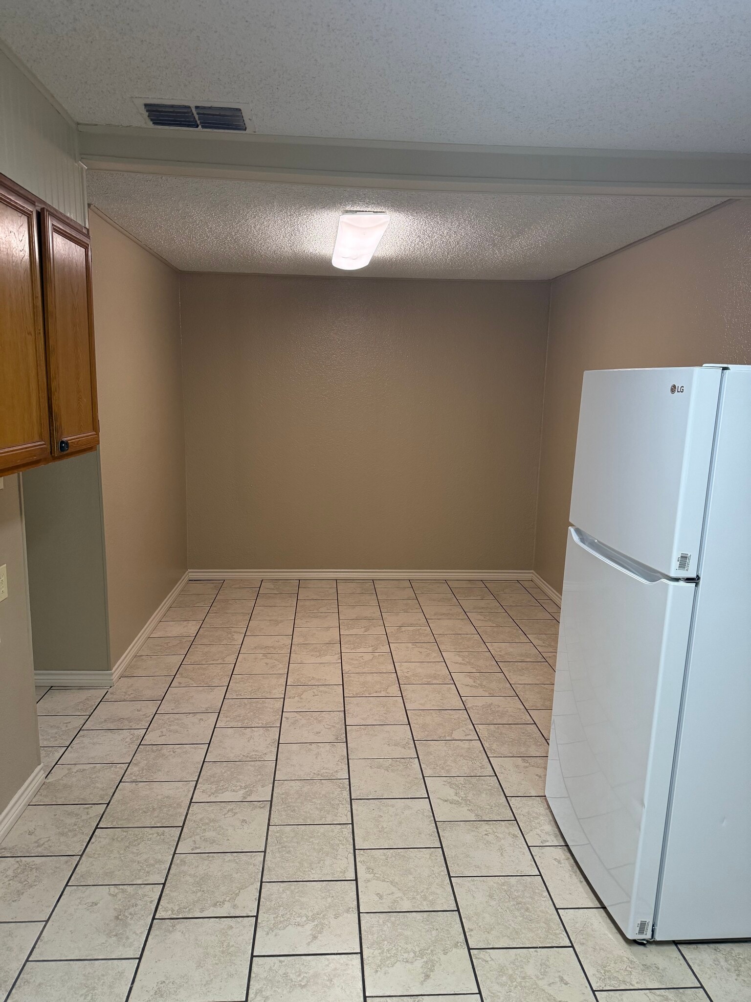 Dining area - 1701 N Mockingbird Ln