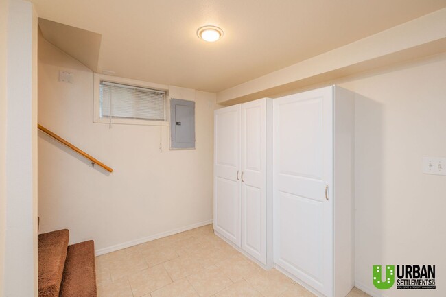 Building Photo - Introducing a charming 2-bedroom, 1-bathro...