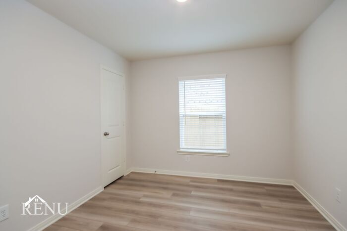 Building Photo - 10414 Sweetwater Creek Dr