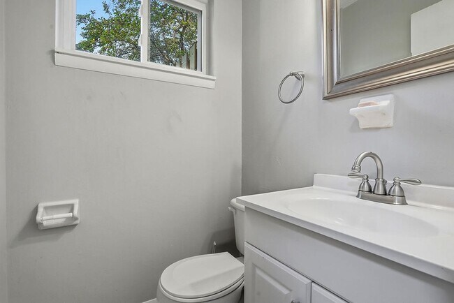 Building Photo - MINUTES to UNC!! 2 Bed 2.5 Bath Townhome - FURNISHED!  $500 Move in Incentive!