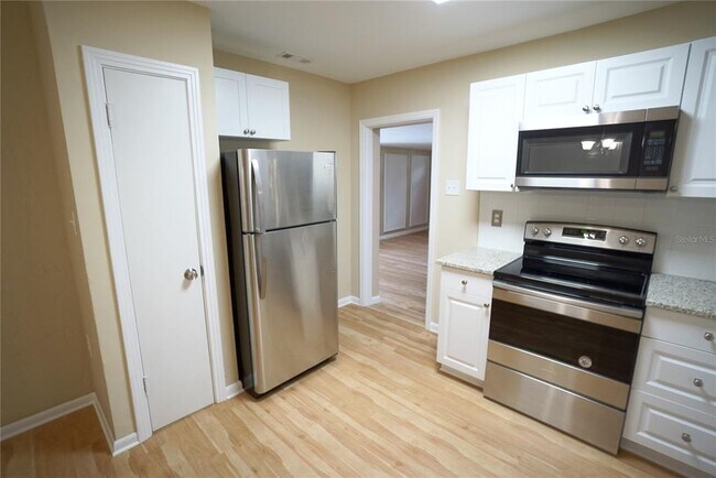 Building Photo - 1424 E Park Cir