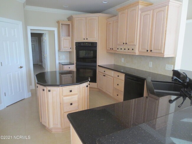 Building Photo - 8 Country Club Blvd