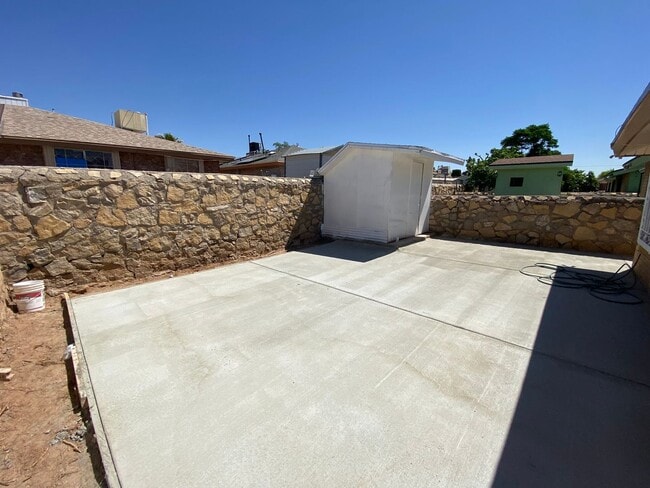 Building Photo - EASTSIDE DUPLEX FOR RENT