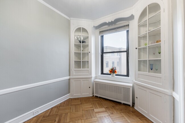 Building Photo - 2000 N Lincoln Park W