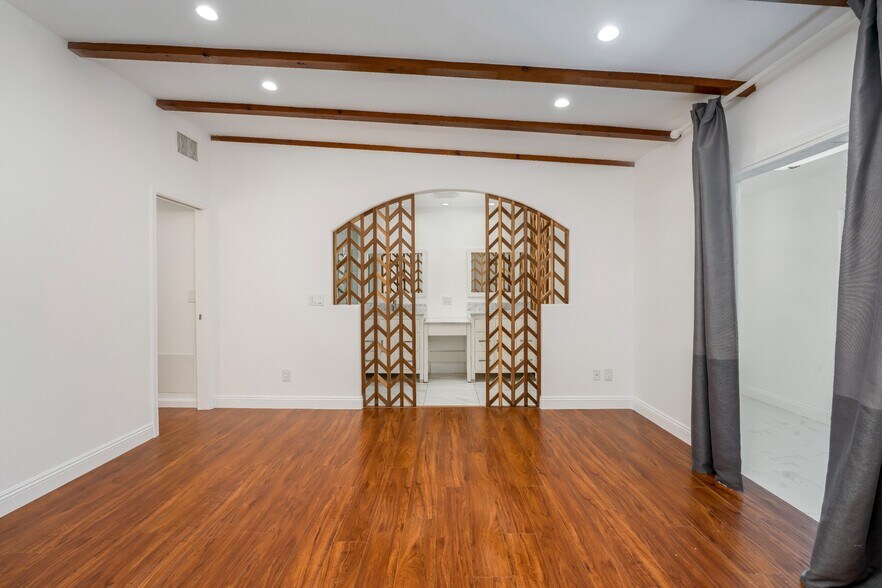 Building Photo - 6059 Vantage Ave