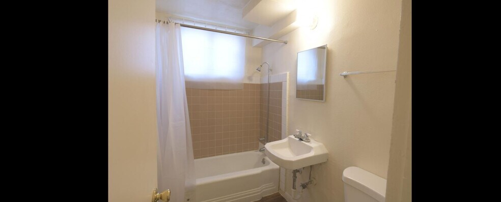 Sink was actually upgraded to a cabinet (not pictured) - 1500 Gold Ave SE