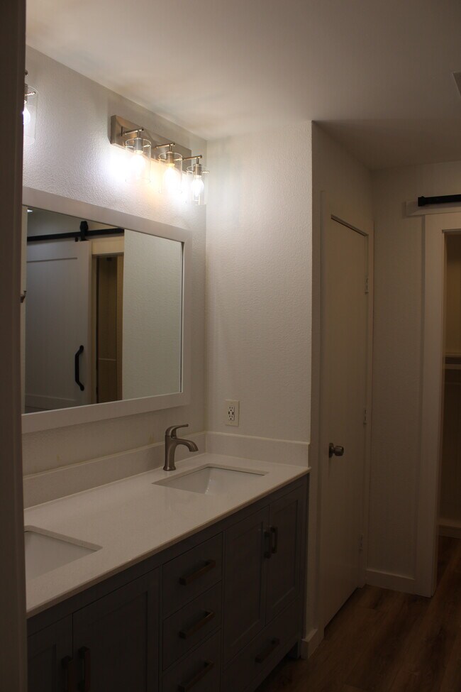 Building Photo - 2106 Rainbow Dr