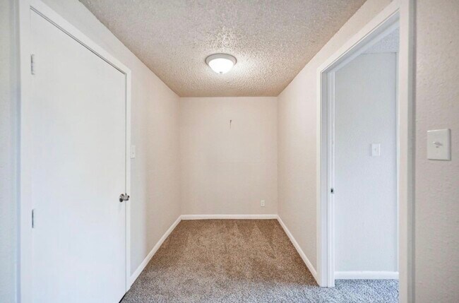 Building Photo - 9306 Chesterfield Dr