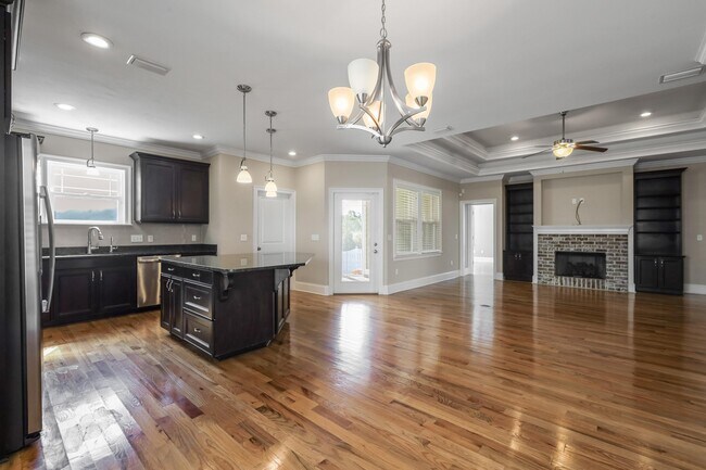 Building Photo - 2561 Lantana Ln