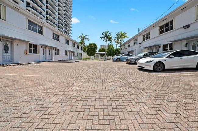 Building Photo - 1701 N Treasure Dr