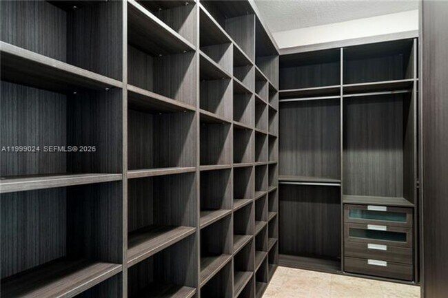 Building Photo - 1090 NW N River Dr