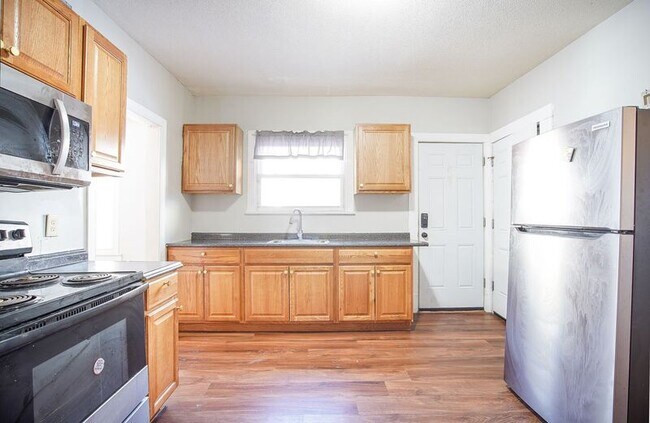 Building Photo - 824 Sumner Ave