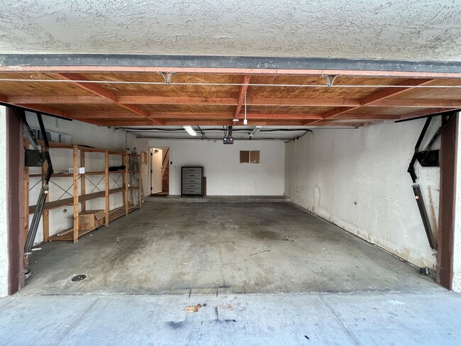 Building Photo - MOVE-IN READY, upgraded 3+3 w/bonus room!
