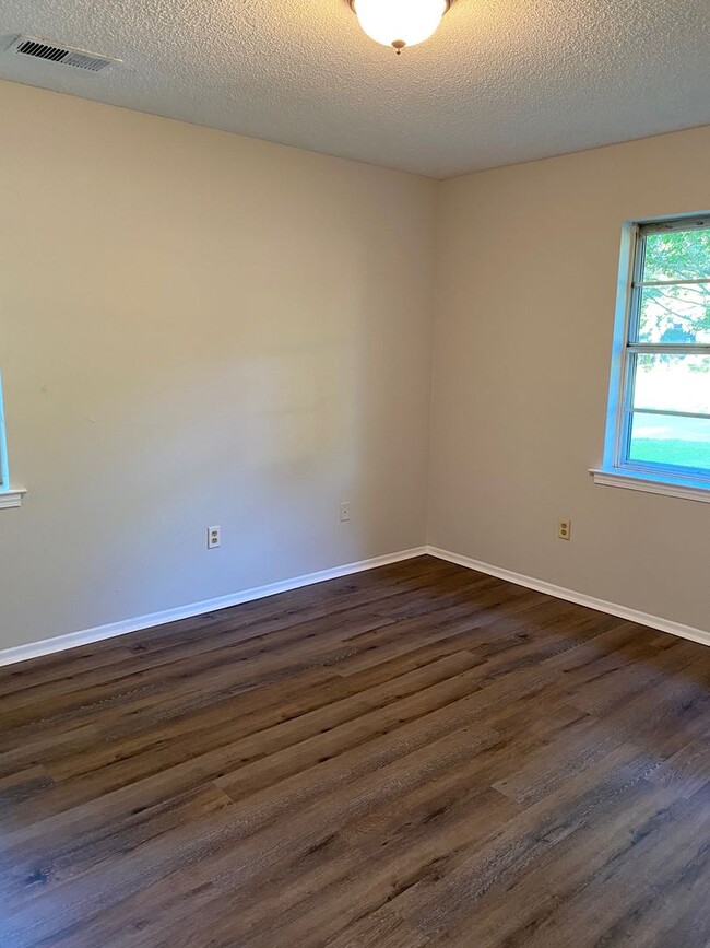 Building Photo - 5630 Crestwood Dr