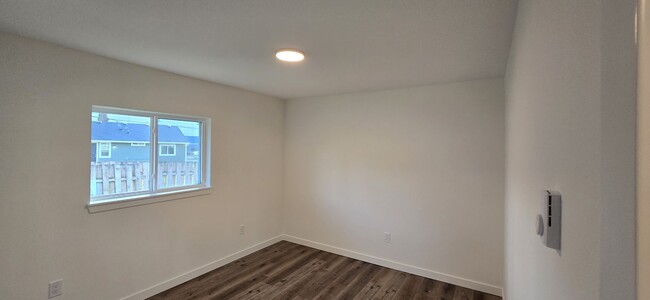 Building Photo - COMPLETLY REMODLED HOME AVAILABLE NOW!