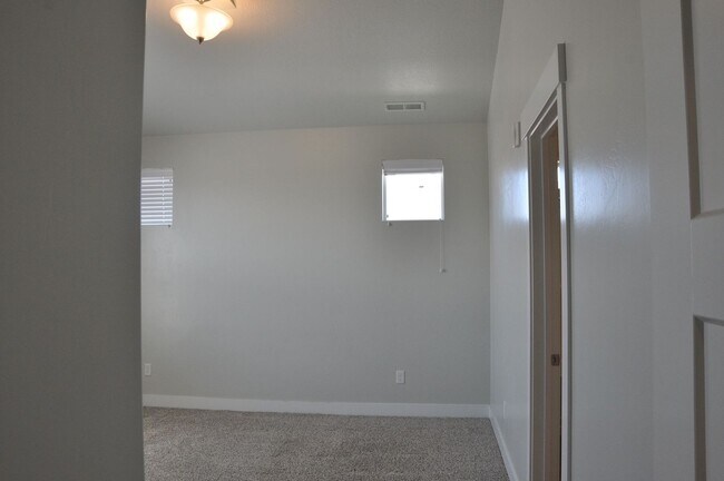 Building Photo - 3 bedroom, 2 bathroom house located in the...