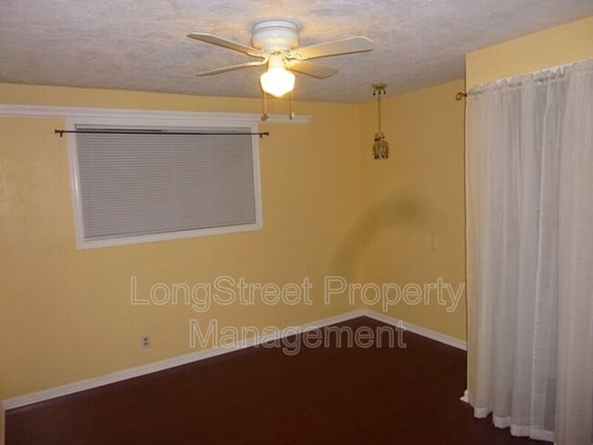 Building Photo - 2872 SE Linda St