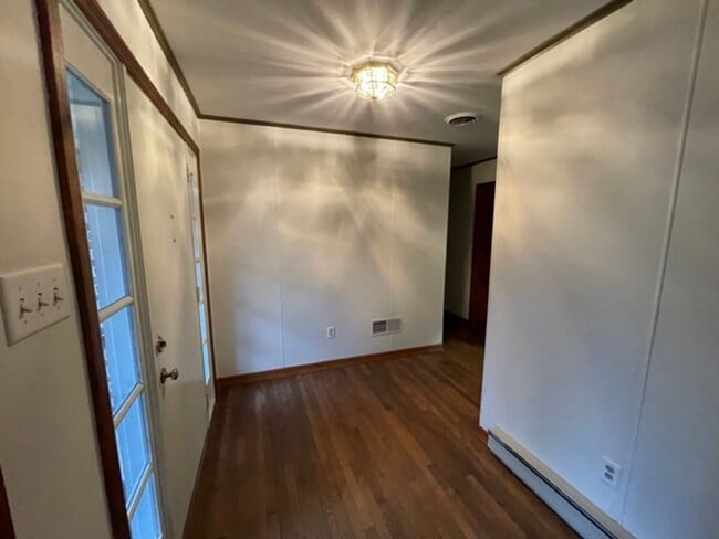 Building Photo - 735 E King St