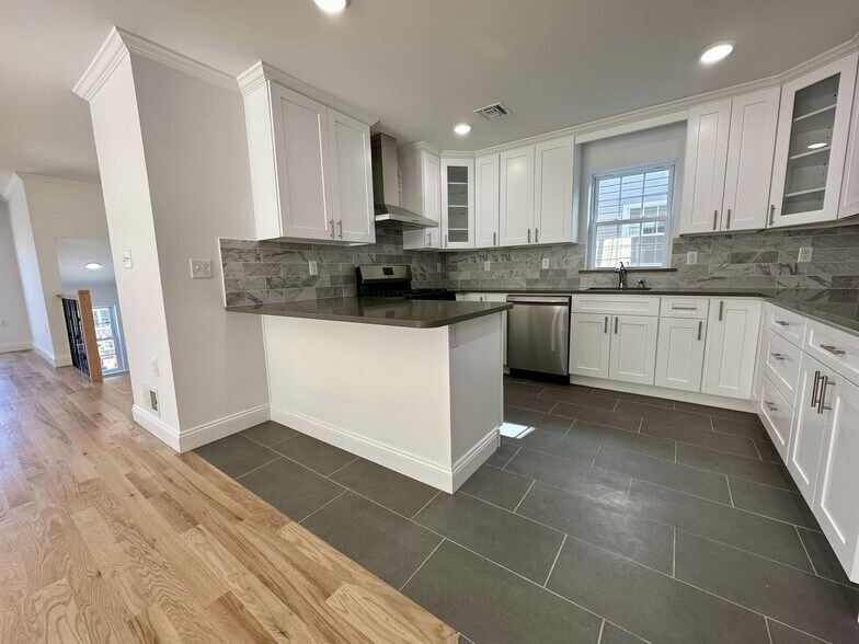 Building Photo - 135 Court St