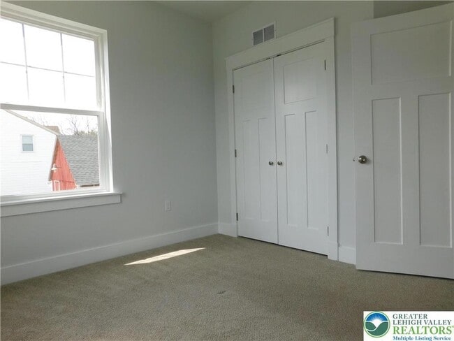 Building Photo - 1674 Best Pl