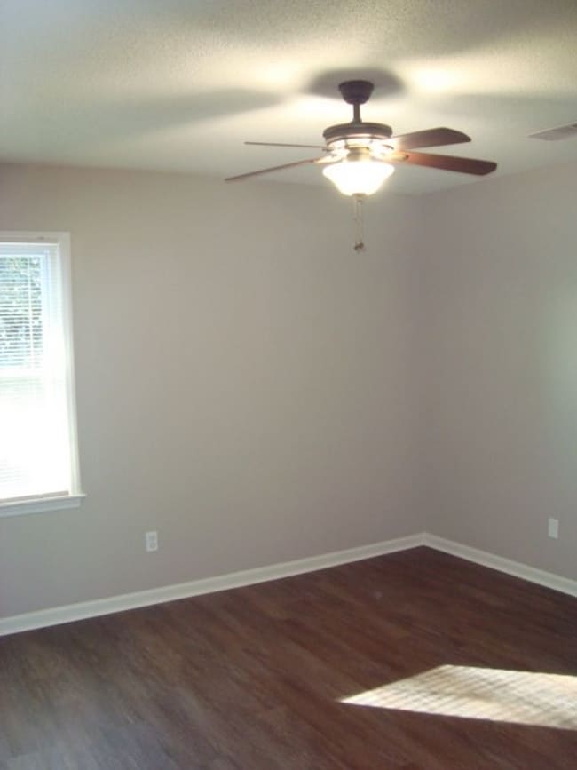 Building Photo - Renovated 4 bedroom available now to rent!