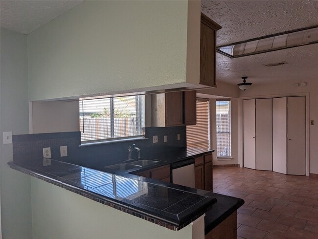 Building Photo - 2026 Sandy Knoll Dr