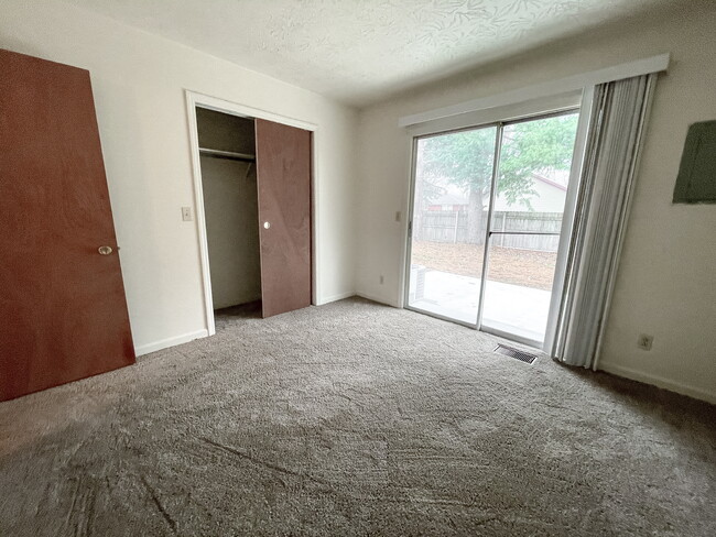 Building Photo - 1212 E Dawn Dr