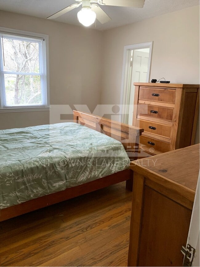 Building Photo - Fully Furnished 3 Bedroom/2 Bathroom Home ...