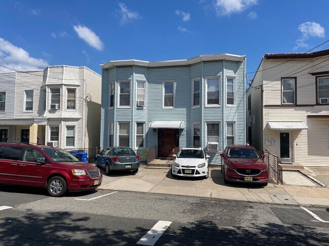 Primary Photo - 719 Columbia Ave
