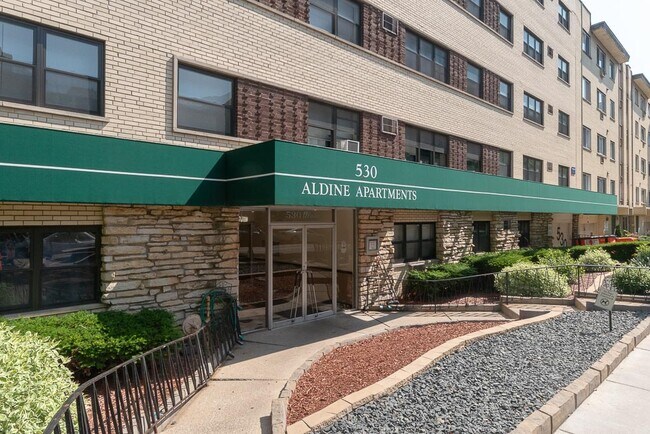 Building Photo - 535 W Aldine Ave