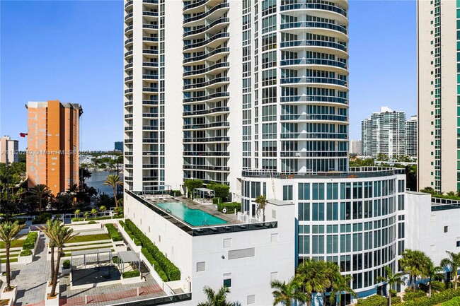 Building Photo - 16001 Collins Ave