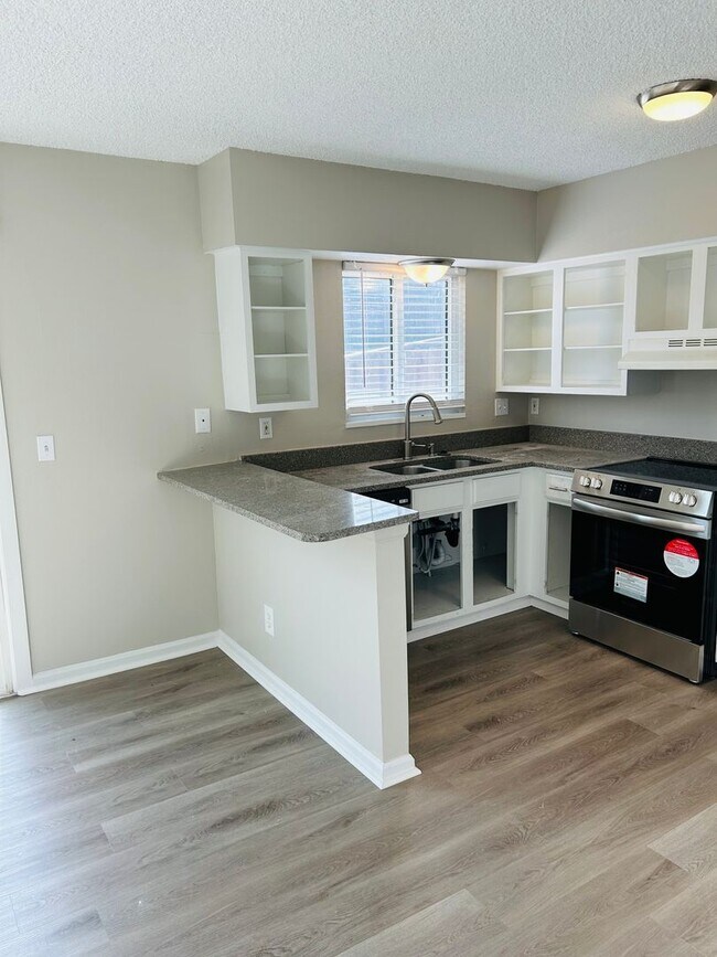 Building Photo - Beautifully Updated Townhome in Prime Loca...
