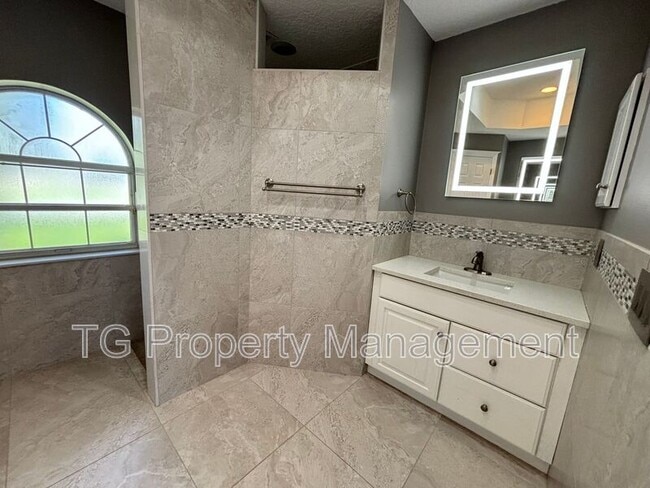 Building Photo - 20 Clarendon Ct N