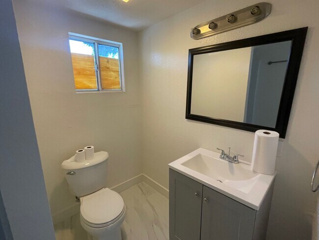 Building Photo - Beautifully maintained detached house with A/C, parking, refrigerator, washer and dryer, private ...