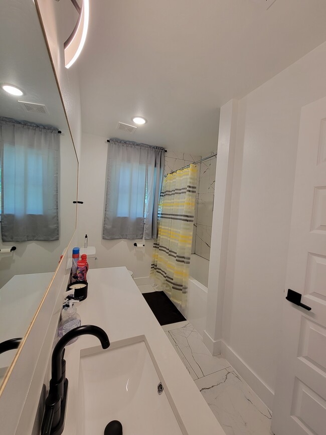 Building Photo - 1132 Dumane St