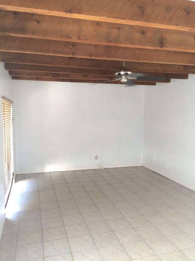 Building Photo - 1622 Shaker Cir