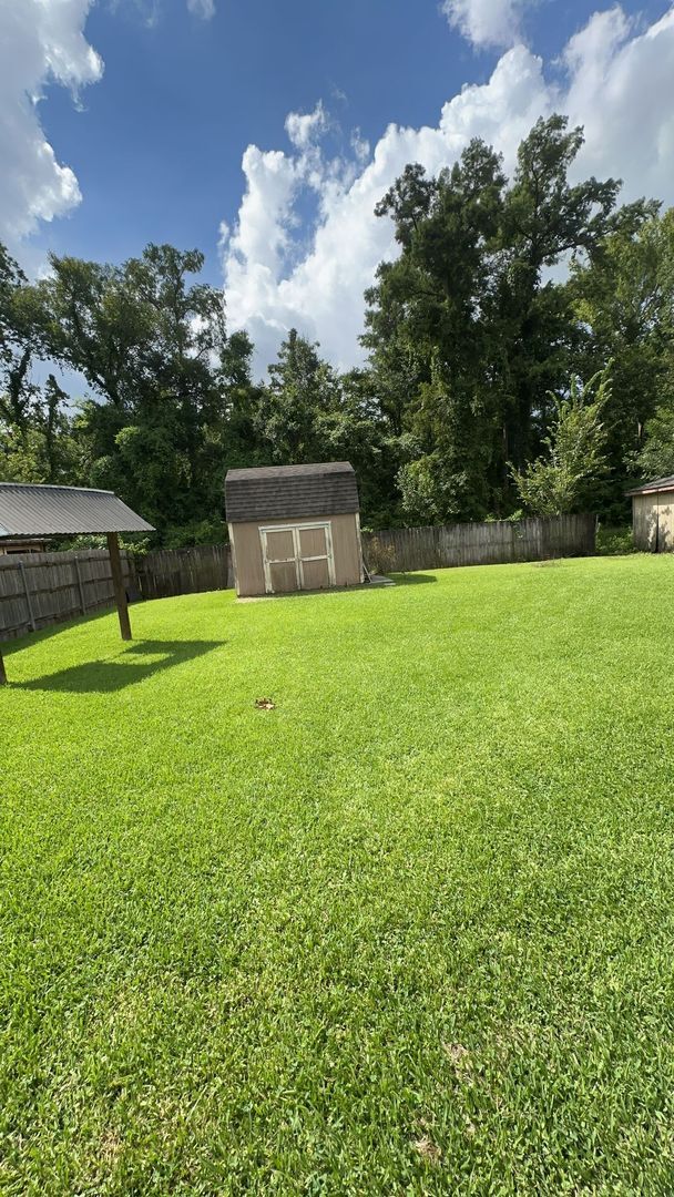 Building Photo - Spacious, Quiet and Updated 3 Bedroom 2 Bath