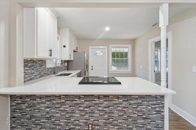Building Photo - Charming Midtown Home – Updated and Move-I...