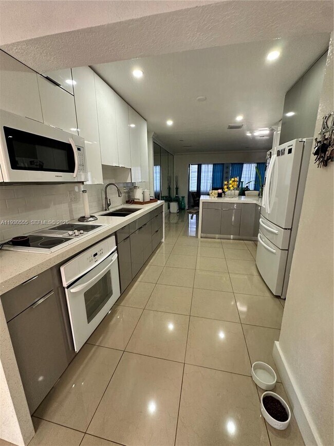 Building Photo - 5010 E 1st Ave