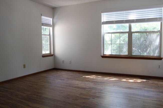 Building Photo - Gorgeous 2 Story End Unit in Lakewood!