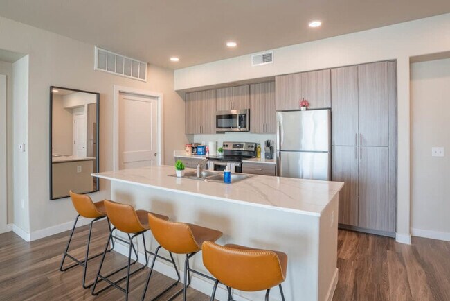 Building Photo - 1890 S Country Club Way