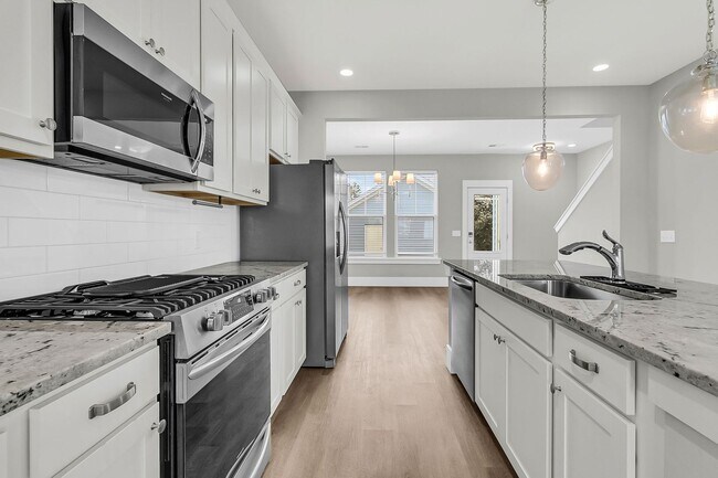 Building Photo - Charming Charleston Home in the Heart of M...