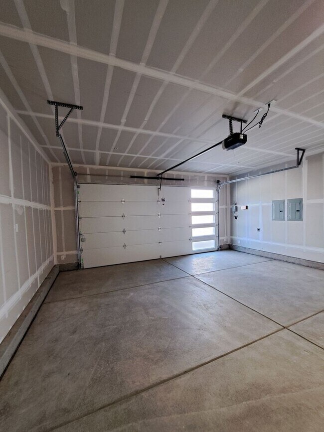 Building Photo - Modern 3-Bedroom Home in the Exclusive Elev8ions Neighborhood of Clovis!