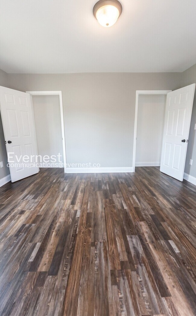 Building Photo - 2 Bed/1 Bath Condo with Modern Amenities / Vouchers Accepted / Available Now!