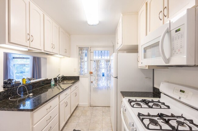 Building Photo - Lovely 3 BR/2 BA Semi-Detached Home in Nor...