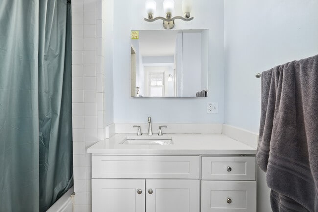 Building Photo - 84 Pemberwick Rd